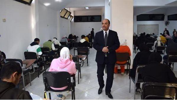 خلال تفقده لجان الامتحانات.. رئيس جامعة العريش يوزع المياه على الطلاب