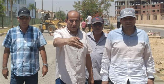 رئيس جهاز الشروق يتابع رفع كفاءة الطرق بمحور "نجيب الريحانى" 