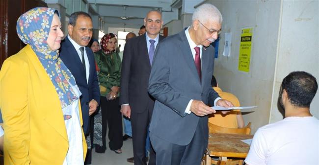 رئيس جامعة المنوفية يتفقد سير الامتحانات بكلية التمريض