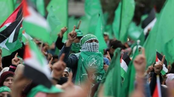 مصدر رفيع المستوى: قيادات حماس أبلغتنا بأنها تدرس بجدية و إيجابية مقترح الهدنة