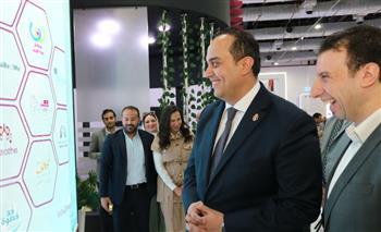 السبكي يجري جولة تفقدية بالأجنحة المخصصة لشركات الأدوية في معرض صحة إفريقيا