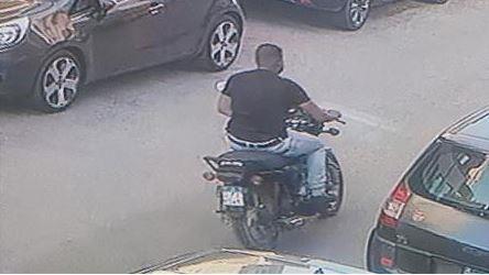لص يسرق هاتفا محمولا من شخص بالقاهرة