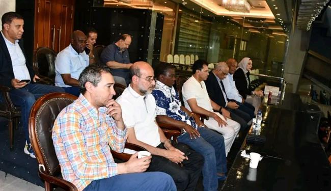 أشرف صبحي يساند المنتخب الأولمبي خلال مباراته الودية أمام كوت ديفوار