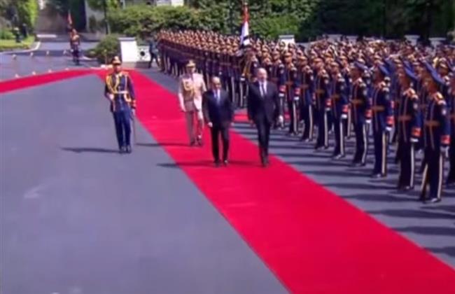 الرئيس السيسي ونظيره الأذري يستعرضان حرس الشرف بقصر الاتحادية