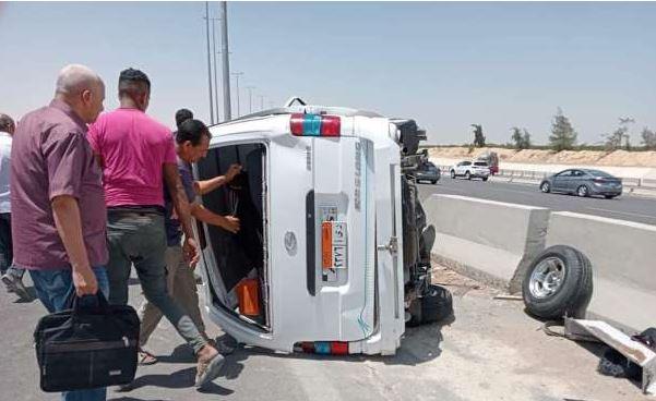 إصابة 8 أشخاص إثر انقلاب ميكروباص بالطريق الإقليمى