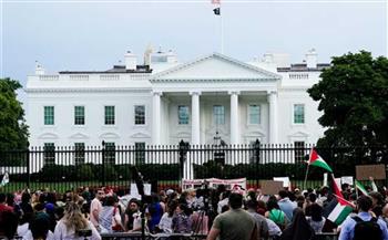   الآلاف يتظاهرون أمام البيت الأبيض دعمًا لفلسطين.. والشرطة تستخدم الغاز للتفرقة