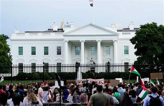 الآلاف يتظاهرون أمام البيت الأبيض دعمًا لفلسطين.. والشرطة تستخدم الغاز للتفرقة