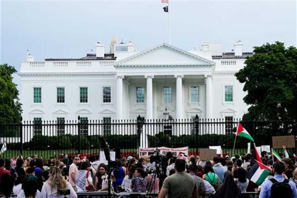 الآلاف يتظاهرون أمام البيت الأبيض دعمًا لفلسطين.. والشرطة تستخدم الغاز للتفرقة