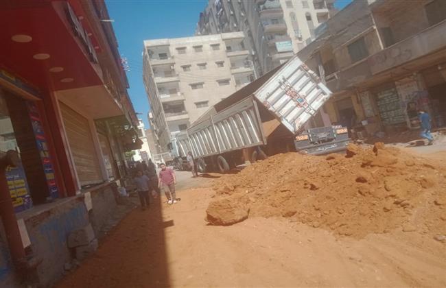 محافظ الغربية يتابع أعمال الرصف بشارعي المركز والبنك الأهلي بقطور