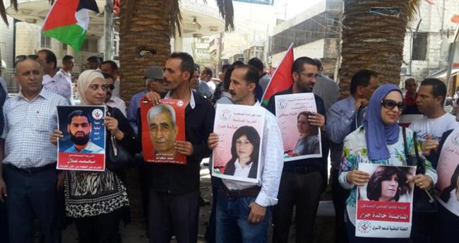 وقفة وسط نابلس تنديدا بمجزرة الاحتلال في مخيم النصيرات