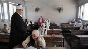 طلاب الثانوية الأزهرية القسم العلمي يؤدون امتحان مادة اليوم