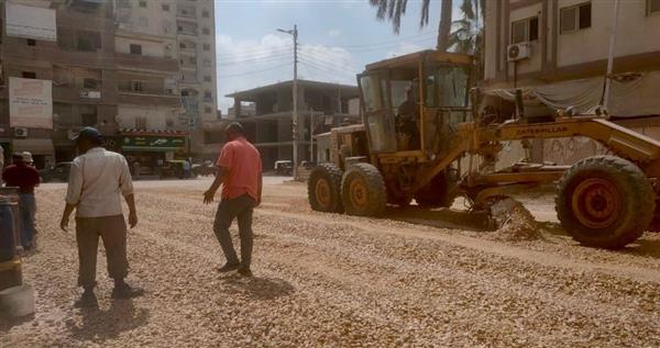 محافظ الغربية يتابع أعمال رصف وتطوير شارع المدارس في قطور
