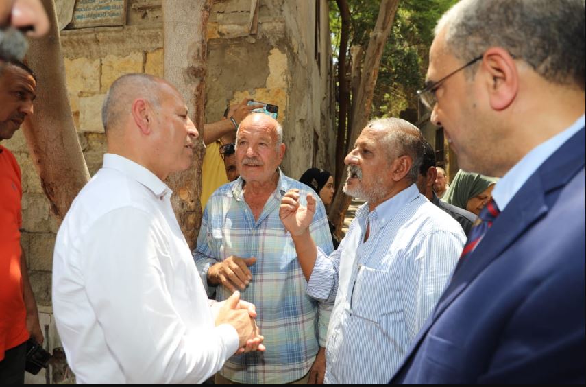 خلال احدى جولاته .. محافظ القاهرة يستمع لآراء المواطنين حول جودة الخبز