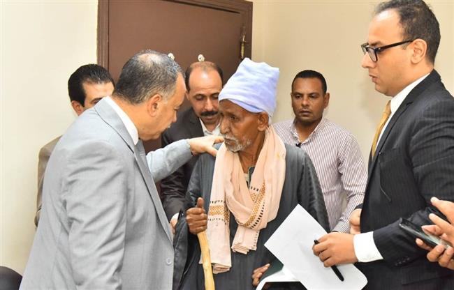 محافظ أسيوط يوجه بسرعة علاج الحالات المرضية وتقديم المساعدات اللازمة لها