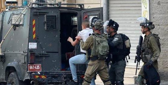 قوات الاحتلال تعتقل 12 فلسطينيًا على الأقل بالضفة الغربية بينهم أسرى سابقون