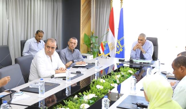 محافظ أسوان: التنسيق مع الوزارات للإسراع بمعدلات تنفيذ وإنجاز المشروعات