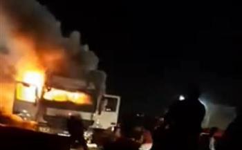 النيران تلتهم سيارة نقل على الطريق الصحراوي بالجيزة