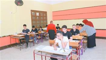   طلاب الثانوية العامة شعبة الرياضيات يؤدون اليوم امتحان التفاضل والتكامل 