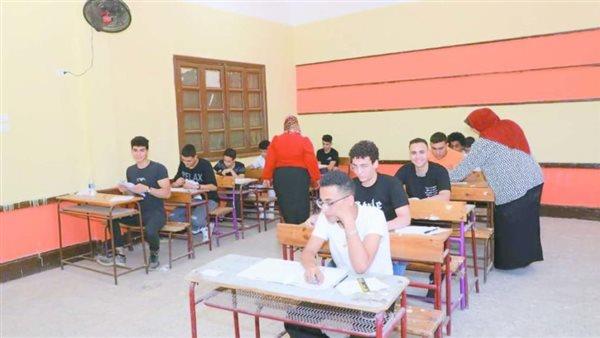 طلاب الثانوية العامة شعبة الرياضيات يؤدون اليوم امتحان التفاضل والتكامل 