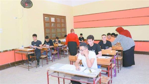 طلاب الثانوية العامة شعبة الرياضيات يؤدون اليوم امتحان التفاضل والتكامل