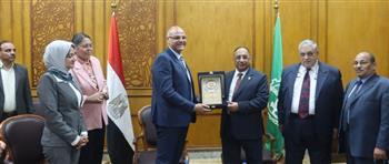 وفد هيئة قضايا الدولة يقدم التهنئة لمحافظ القليوبية 