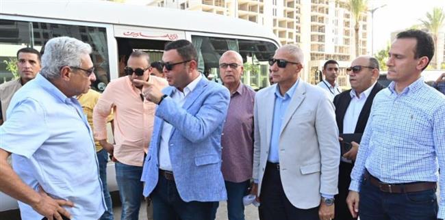 تحذير شديد اللهجة من وزير الإسكان لمسئولى شركات المقاولات: "اللى مش هيقدر يشتغل معانا يعتذر