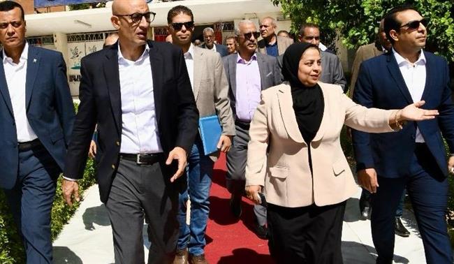وزير التعليم يصل قنا ويستهل جولته بتفقد مدرسة ناصر الابتدائية
