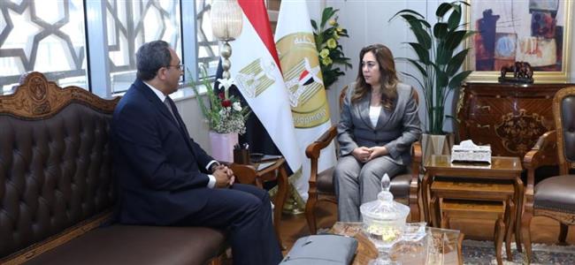 وزيرة التنمية المحلية تستقبل محافظ قنا