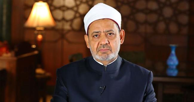 شيخ الأزهر يهدي "حافز التفوق القرآني" لأوائل مسابقات حفظ القرآن من طلاب الثانوية