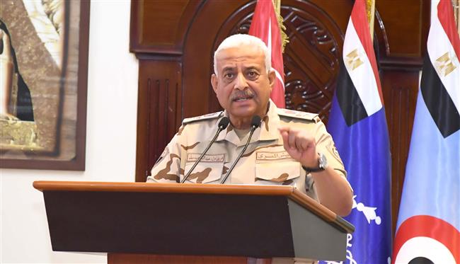 وزير الدفاع يلتقي بعدد من رجال القوات المسلحة بنطاق المنطقة المركزية العسكرية