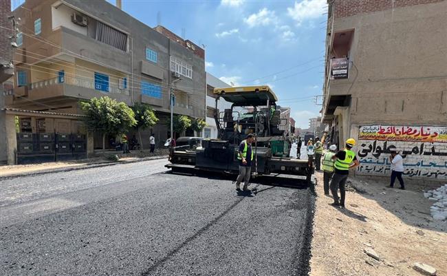 تنفيذًا لتوجيهات محافظ البحيرة .. استكمال أعمال رصف طريق دمنهور شبراخيت