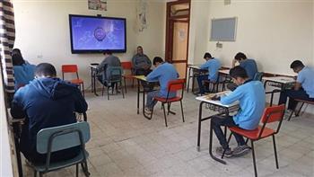 طلاب الثانوية العامة بمدارس المتفوقين يؤدون اليوم امتحاني الكيمياء والفيزياء 