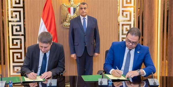 وزير الإنتاج الحربي يشهد توقيع اتفاقية تعاون بين "بنها للصناعات الإلكترونية" و"تاليس" الفرنسية