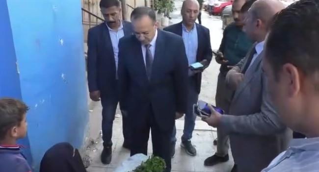 في لفتة إنسانية.. محافظ أسيوط يشتري بضاعة بائعة متجولة