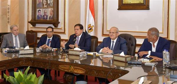 رئيس جامعة القاهرة يجتمع مع مجلس أمناء مستشفى المعهد القومي للأورام الجديد 500 500