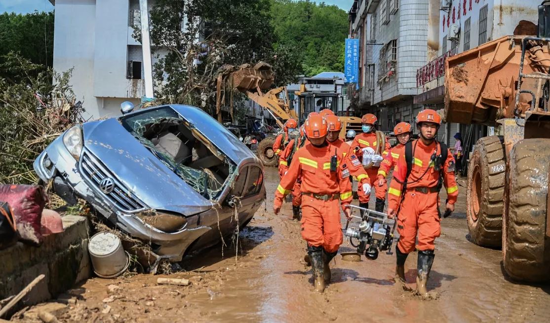 انهيارات أرضية واضطرابات مرورية بسبب الأمطار الغزيرة شمال غرب الصين