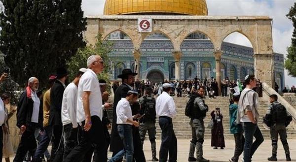 مستعمرون يقتحمون المسجد الأقصى بحماية من شرطة الاحتلال الإسرائيلية