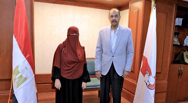 محافظ سوهاج يستقبل طبيبة مستشفى المراغة ويؤكد احترامه للعاملين بالقطاع الصحي