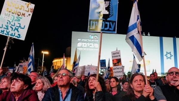 الآلاف يتظاهرون في تل أبيب لمطالبة نتنياهو بإبرام صفقة لتبادل المحتجزين