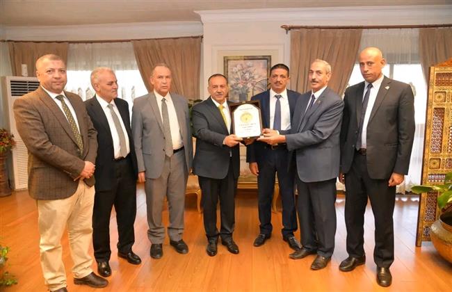 وفد المعلمين يهنئ اللواء أبو النصر على ثقة الرئيس واختياره محافظًا للإقليم 