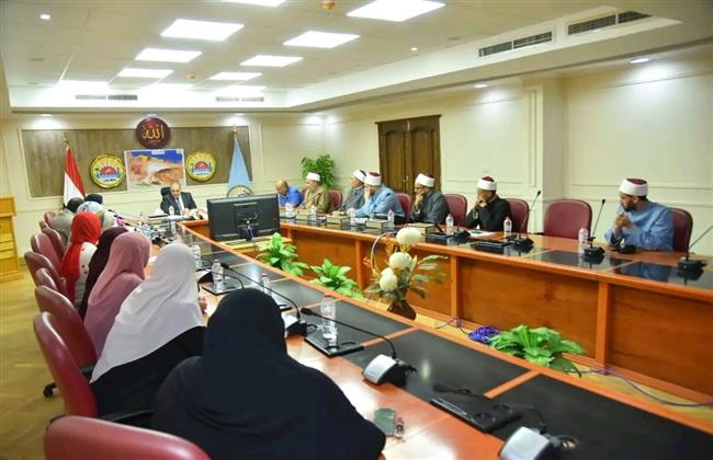 سكرتير عام محافظة مطروح يتناقش مع رئيس  اللجنة الإسلامية العالمية للمرأة حول انطلاق القافلة التوعوية 