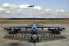 عاصفة قوية تطيح بقاذفة B-52 في نيويورك