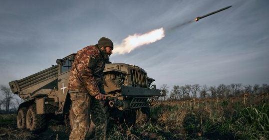 روسيا تقصف مطارا عسكريا في مدينة ميرجورود الأوكرانية