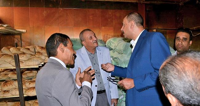 محافظ سوهاج يتفقد عدد من المخابز البلدية ويوجه بالالتزام بالمعايير المحددة لرغيف الخبز