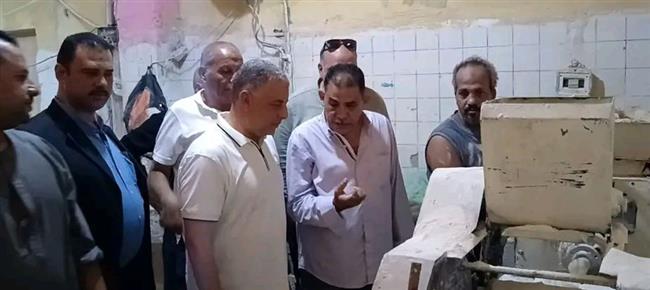 محافظ الإسماعيلية يتفقد عدد من المخابز البلدية المدعمة بحي ثالث 