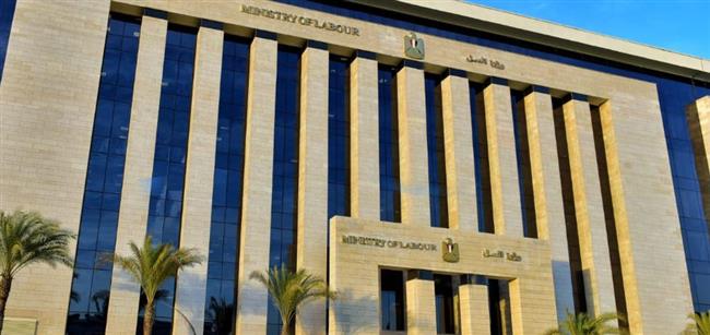 مكتب التمثيل العمالي بقطر يعقد اجتماعا مع مصريين في المنطقة الصناعية بالدوحة