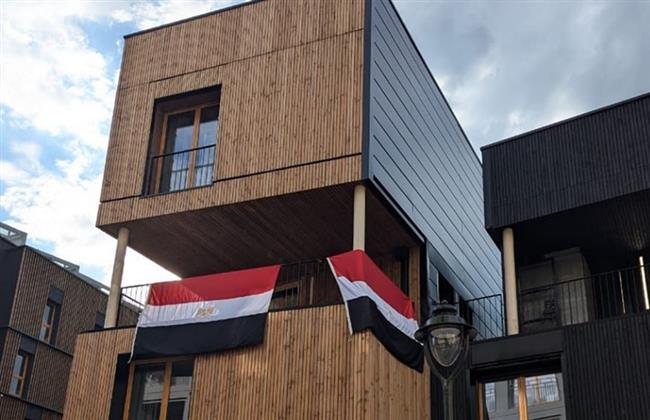 رفع العلم المصري على مبنى مقر البعثة في القرية الأولمبية بباريس