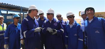   وزير البترول يتفقد اعمال حفار بترولي بحقول خالدة بالصحراء الغربية