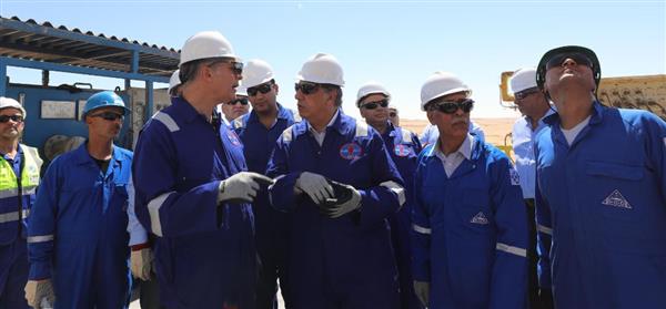 وزير البترول يتفقد اعمال حفار بترولي بحقول خالدة بالصحراء الغربية
