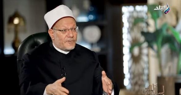 المفتي: جلوس المرأة أمام والد زوجها بدون حجاب جائز شرعا.. فيديو